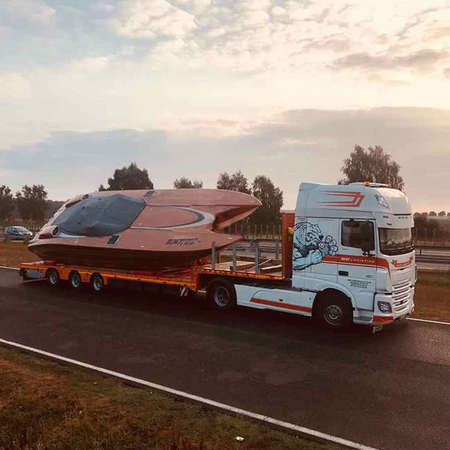 Lkw mit Tiefladern